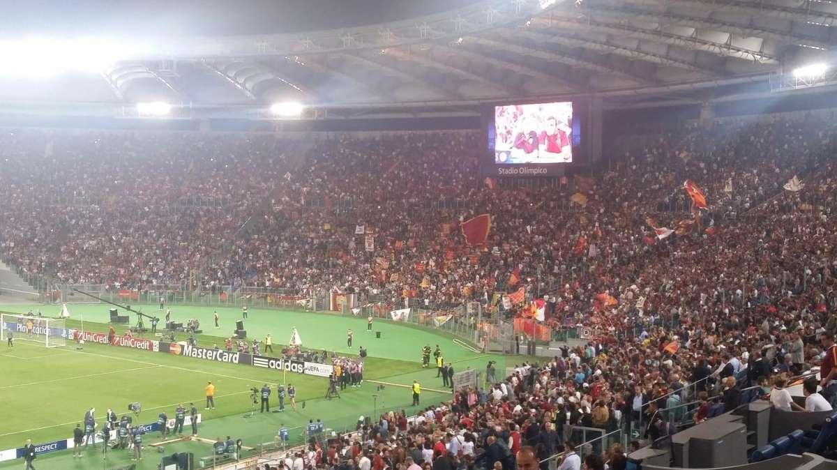 Scambio di sciarpe tra tifosi di Roma e Bayern Monaco