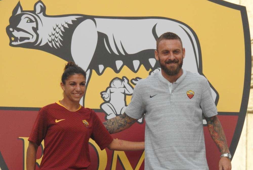 Il saluto di capitan Bartoli a capitan De Rossi: "Noi siamo figli della città più bella del mondo. Mano per mano, resteremo figli della città eterna"