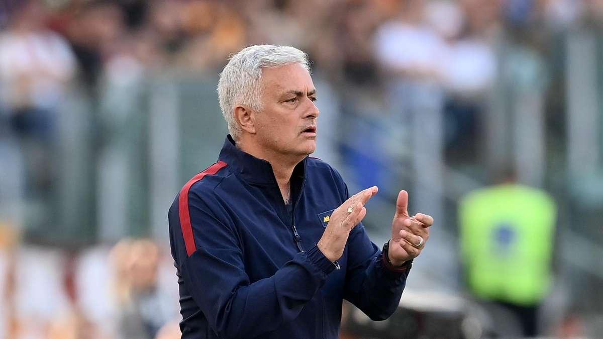 Cori per Mourinho, lo Special One risponde con un bacio verso la Curva Sud