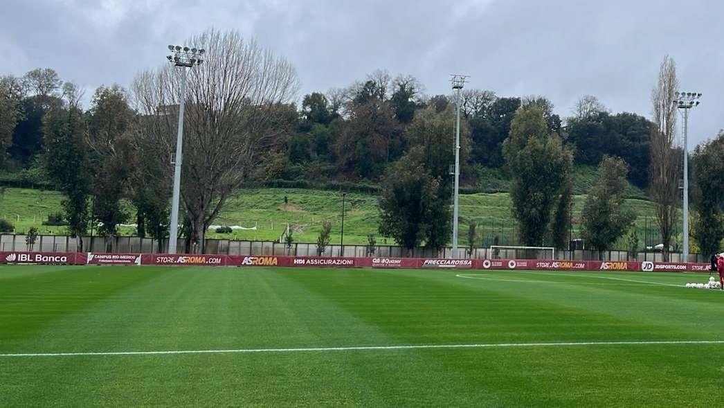 La Roma torna in campo in vista del Bologna. Dybala e Ndicka in gruppo