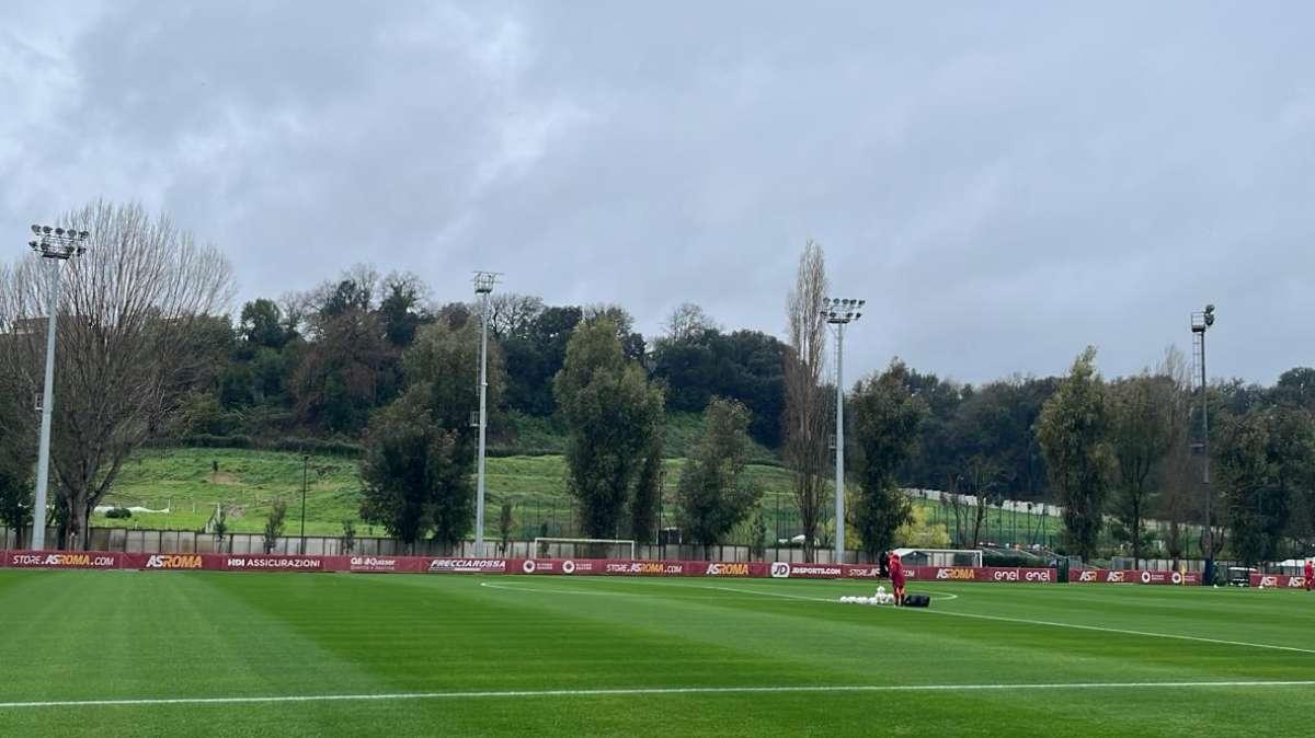 Roma al lavoro: riscaldamento, esercizi col pallone e sfida a ranghi misti