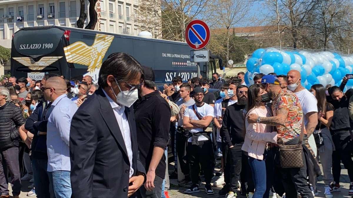 Primavera, la Roma ricorda Daniel Guerini e dona un mazzo di fiori alla Lazio