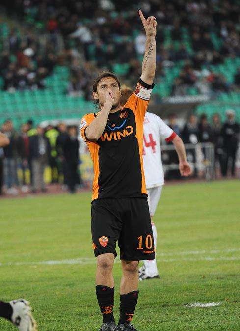 Totti è (in)finito, altri due gol a Bari poi la pancia di Rosi tiene la Roma a galla