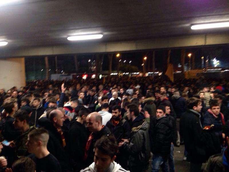 Tifosi rientrano in Curva Sud, squadra contestata. FOTO! VIDEO!