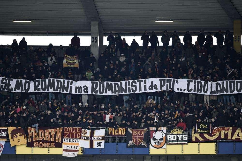 I tifosi giallorossi del Bentegodi ricordano Lando Fiorini con uno striscione. FOTO!