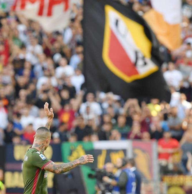 Cagliari, Nainggolan: "Non mi aspettavo un tributo simile dai tifosi della Roma. Avversario sì, nemico mai. Una volta litigai con Manolas e la notizia uscì sui giornali"