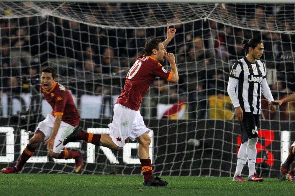 Accadde oggi - La Roma travolge il Villarreal. Roma-Juve, decide un siluro di Totti. Sabatini: "Il mio contratto? Firmerò quando sarò tranquillo di aver fatto un buon lavoro, non si rimane a Roma per volontà divina"