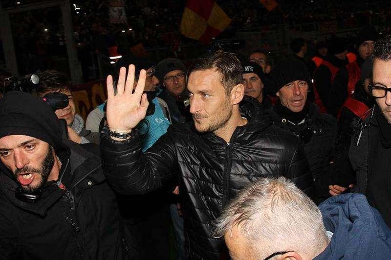 Il tributo dell'Olimpico per Totti. VIDEO!