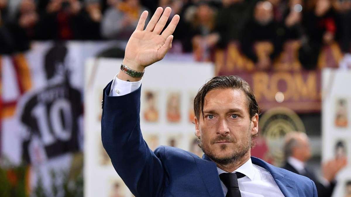 30 anni fa l'esordio di Totti, la UEFA lo celebra: "Uno dei più grandi". VIDEO!