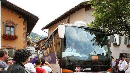 Tifosi Feyenoord, non solo danni ai monumenti, anche un autobus distrutto. VIDEO!
