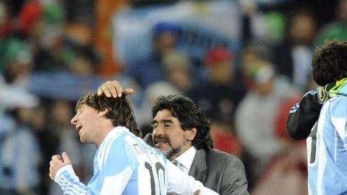 Maradona: "Messi deve continuare. Ci voglio parlare, l'hanno lasciato solo"