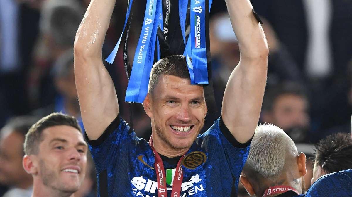 Inter, Dzeko: "La nostra Coppa al cielo in questo stadio, emozioni speciali"