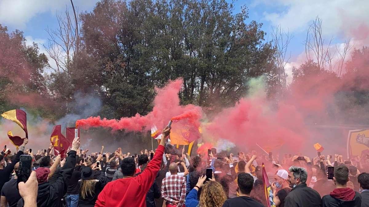 Trigoria - La carica dei tifosi prima della partenza per Manchester. VIDEO!