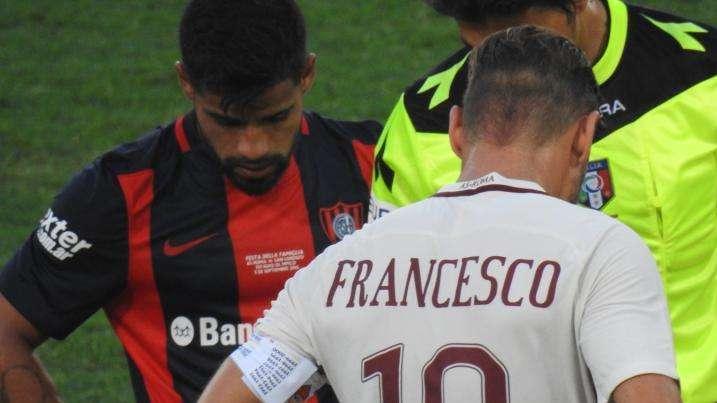 Totti diventa Papa su un muro nel centro di Roma. FOTO!