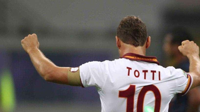 Maglia numero 10, fascia da capitano e gol per Totti nell'amichevole di Tbilisi. Un tifoso invade il campo per abbracciarlo