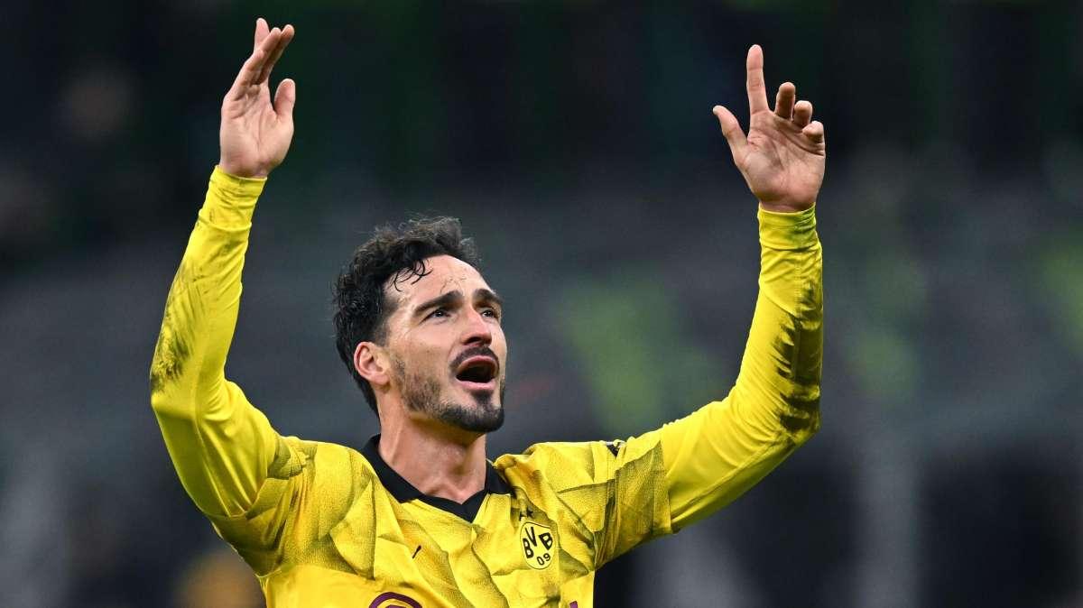L'arrivo di Hummels al Signal Iduna Park in monopattino. VIDEO!