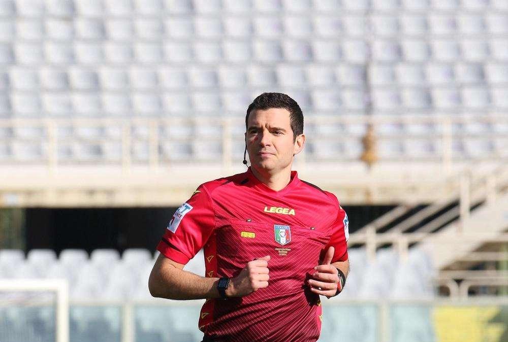 L'arbitro - Esordio assoluto di Ghersini con la Roma, 2 volte con lo Spezia in Coppa Italia. Guida al VAR, protagonista in negativo contro Sassuolo e Sampdoria in questa stagione. GRAFICA!
