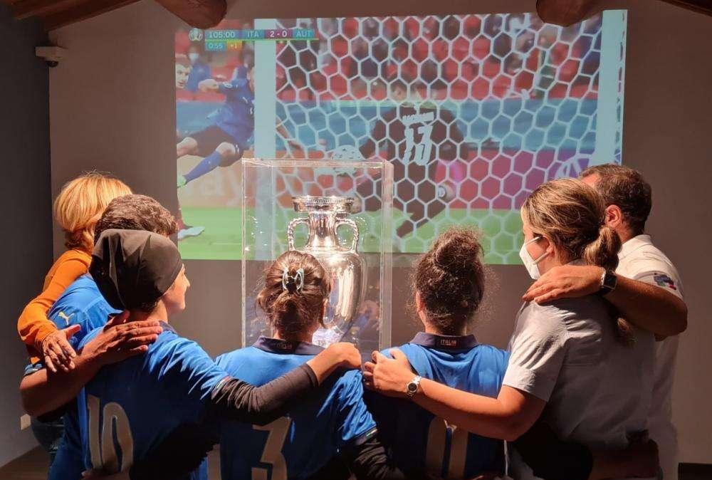 Giocatrici afgane in visita al Museo del calcio di Coverciano