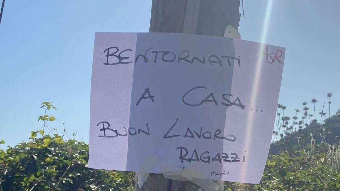 Il messaggio dei tifosi fuori Trigoria: "Bentornati a casa, buon lavoro ragazzi". FOTO!