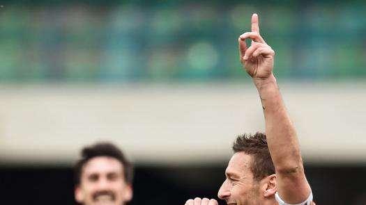 Twitter AS Roma - Confronto tra i capitani Totti e Clasie. FOTO!