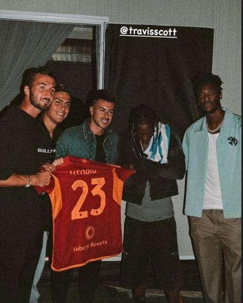 Abraham, Cristante, Dybala, El Shaarawy al concerto di Travis Scott: maglie regalate al rapper. FOTO!