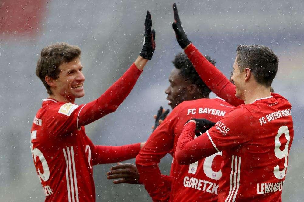 Lewandowski 21 gol a metà campionato, 'batte' Muller