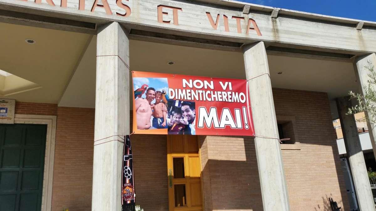 Oggi i funerali di Stefano e Cristian De Amicis. Uno striscione li ricorda: "Non vi dimenticheremo mai". FOTO!