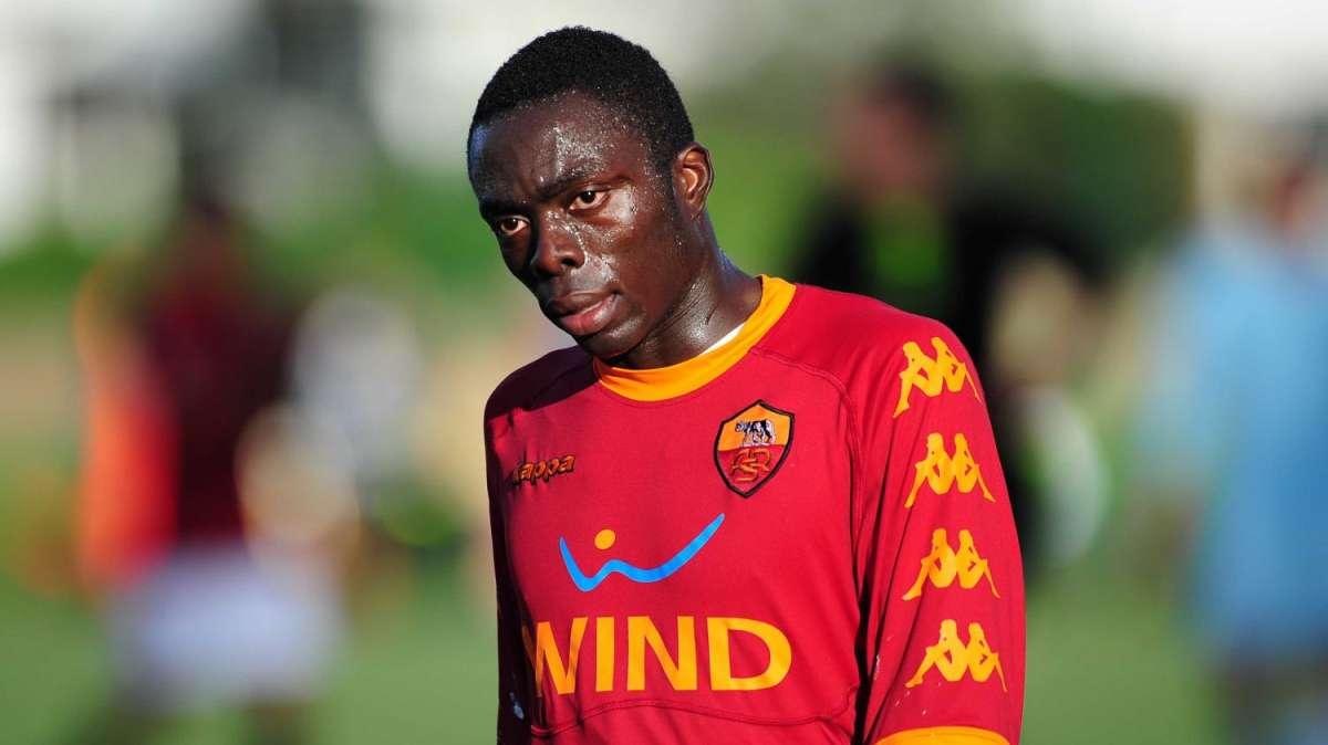 Dieme firma con il Red Star 93 in Francia