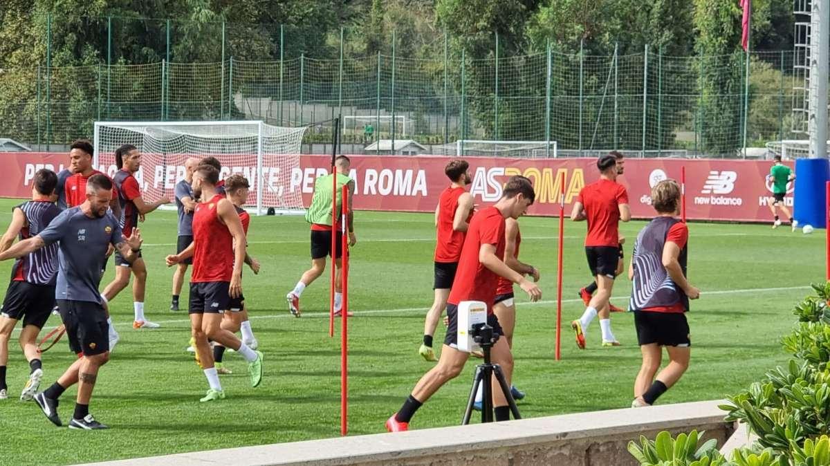  TRIGORIA - Squadra in campo per la rifinitura alla vigilia del match contro il CSKA Sofia. Colloquio tra Mourinho e Pinto, presenti i Friedkin. FOTO! VIDEO!