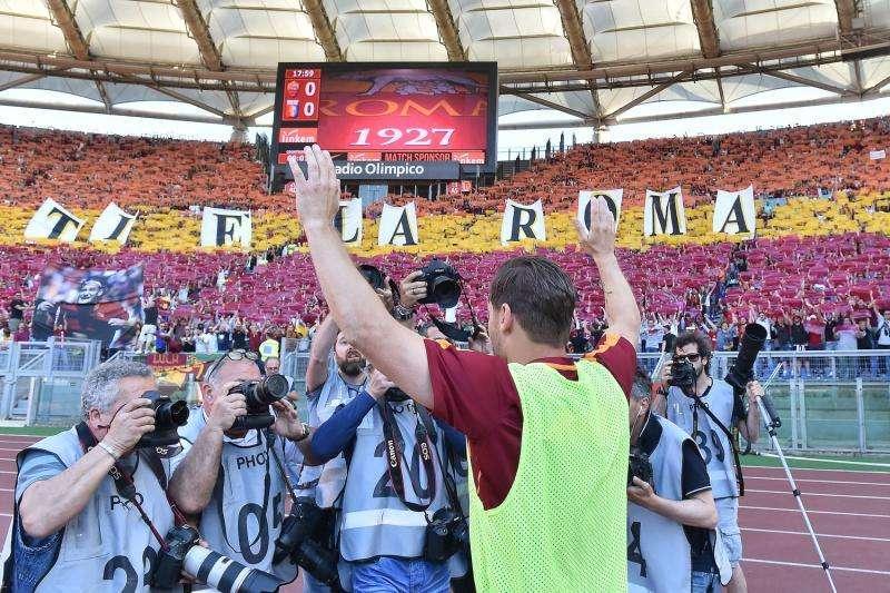 Striscione per Totti: "Del calcio moderno hai vinto la più grande battaglia. 25 anni con la stessa maglia"