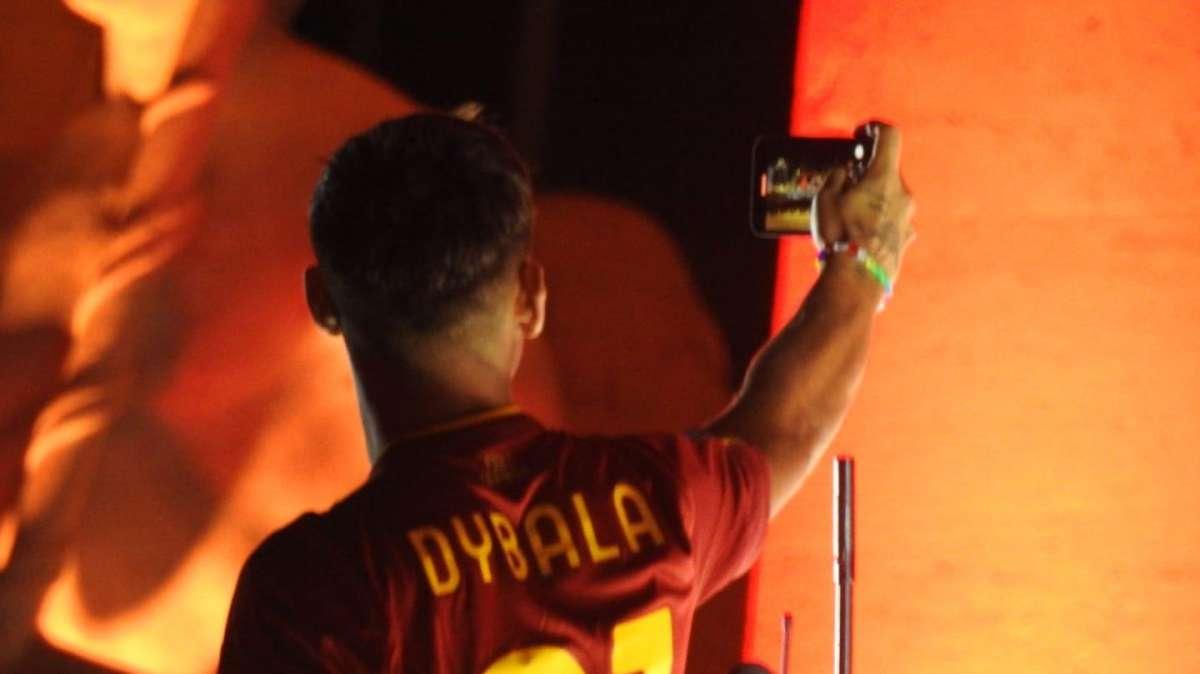 Accadde oggi - Folla giallorossa al Colosseo Quadrato per Dybala. Ufficiale l'arrivo di Maicon