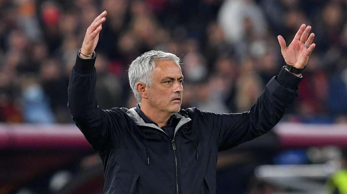 Mourinho: "Vediamo se riusciamo a recuperare Smalling, Ibanez e Zaniolo. Sono un allenatore d'emergenza, da altre parti ero abituato a soffrire meno. Invierò la mia giacca al tifoso colto da un malore"