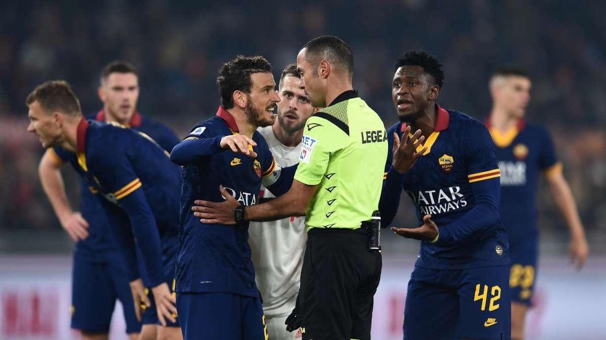 L'arbitro - Roma senza vittorie casalinghe da 4 anni. 8 rossi per il Milan con Guida, attenzione ai penalty e al fattore 90° minuto