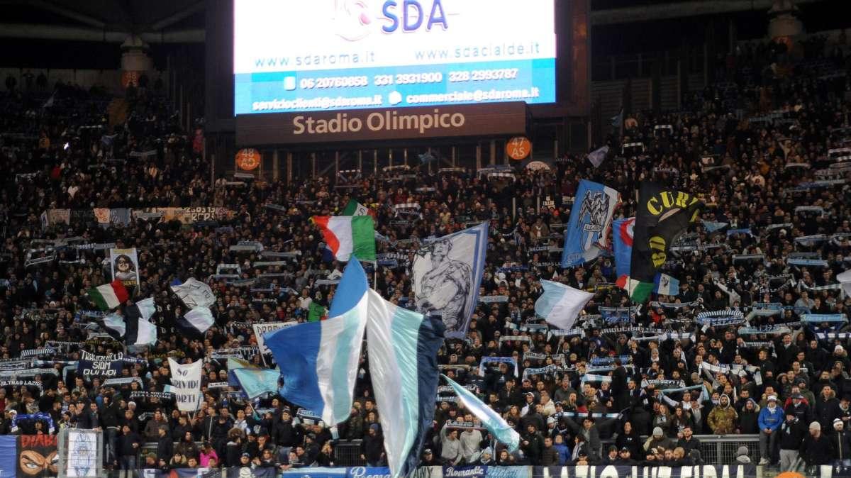 Lazio nel derby con il lutto al braccio
