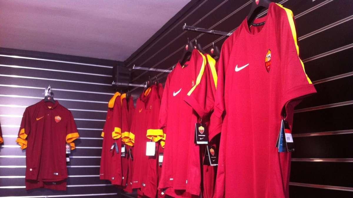 Oggi al via la vendita delle nuove maglie della Roma. Prodotto esaurito sul sito della Nike. FOTO!
