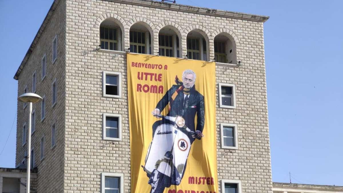 TIRANA - Foto di José Mourinho e una scritta: "Benvenuto a Little Roma mister Mourinho". FOTO!