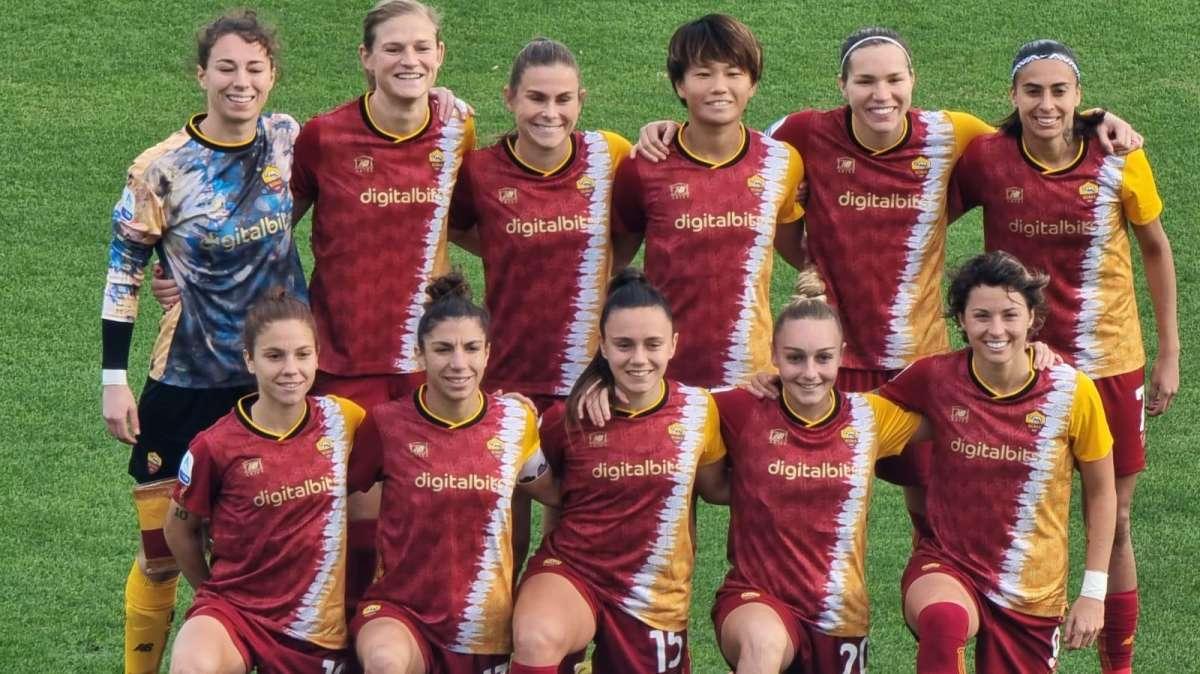 Roma Femminile, le giocatrici cantano "Mai sola mai" al ristorante. VIDEO!