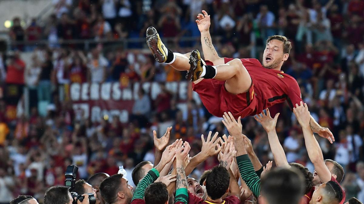 Accadde oggi - L'addio di Totti al calcio. Gerrard: "Il re di Roma". Mutu: "Avrebbe rinunciato a 1 milione per me". Pallotta: "Senza lo stadio nel 2020 un nuovo proprietario"