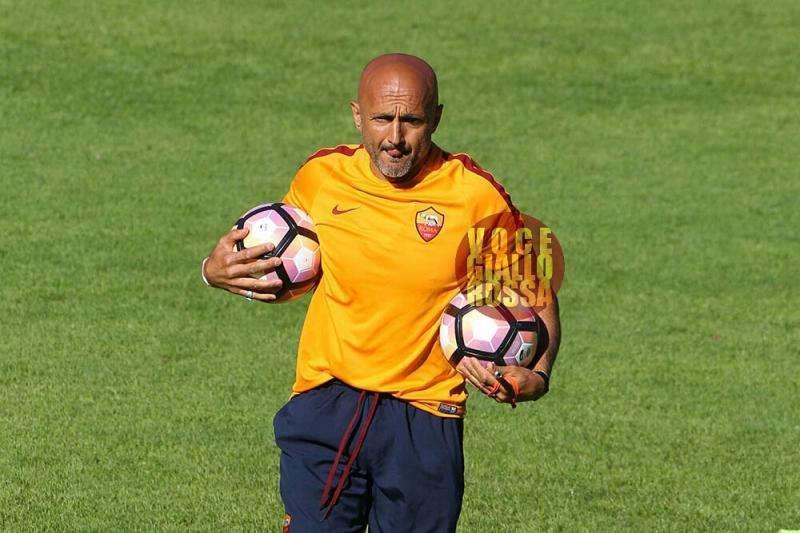 TRIGORIA - Seduta mattutina: personalizzato per Vermaelen, scarico per chi ha giocato ieri. Provato tridente con Totti dietro a Dzeko e Salah