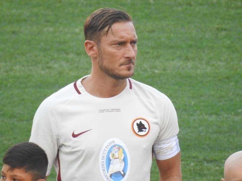 Uniti per la Pace - Domani in campo Totti e altri 6 giallorossi insieme a Maradona e Ronaldinho