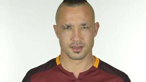 La maglia della Roma con il logo di Football Cares. FOTO!