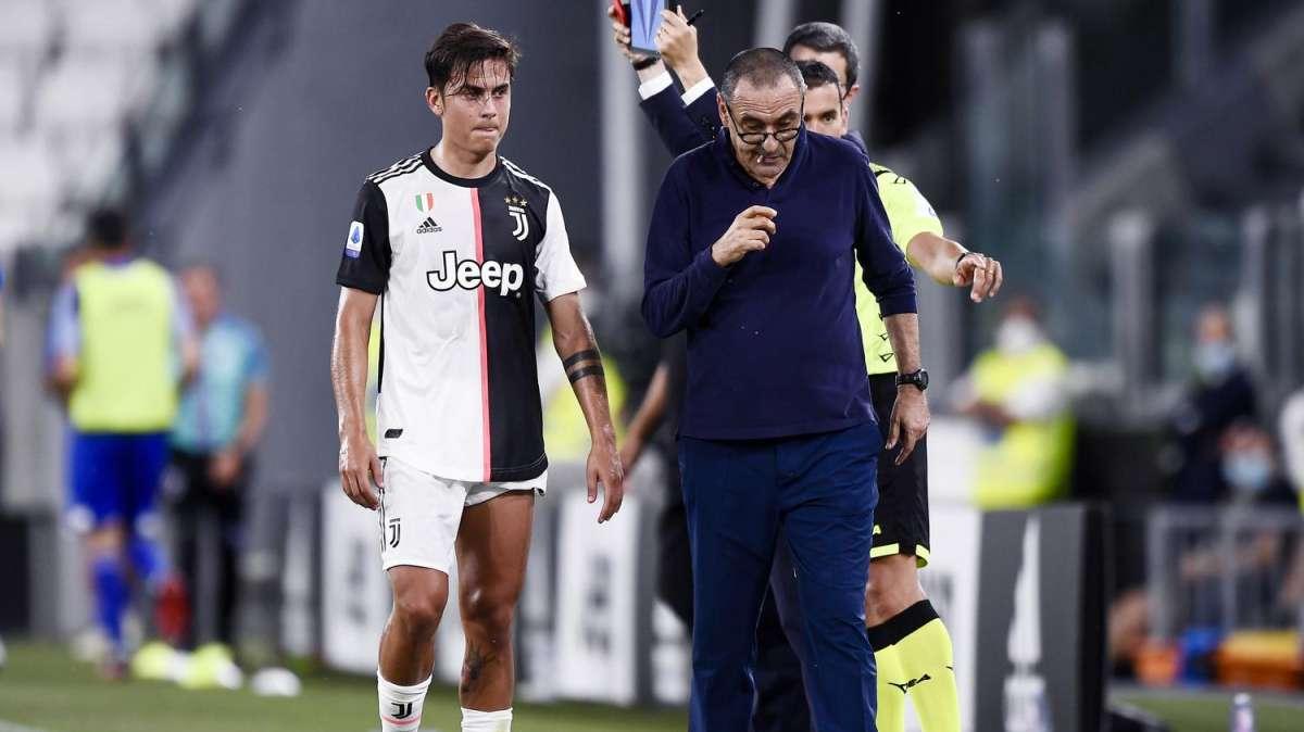 VG - Abbraccio tra Dybala e Sarri: i due hanno lavorato insieme nella Juventus