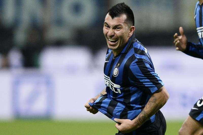 Inter, niente flash per Medel all'intervallo: cileno bloccato da un mal di schiena