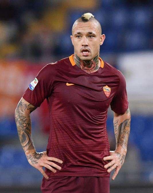 Discussione tra Nainggolan e lo staff in panchina