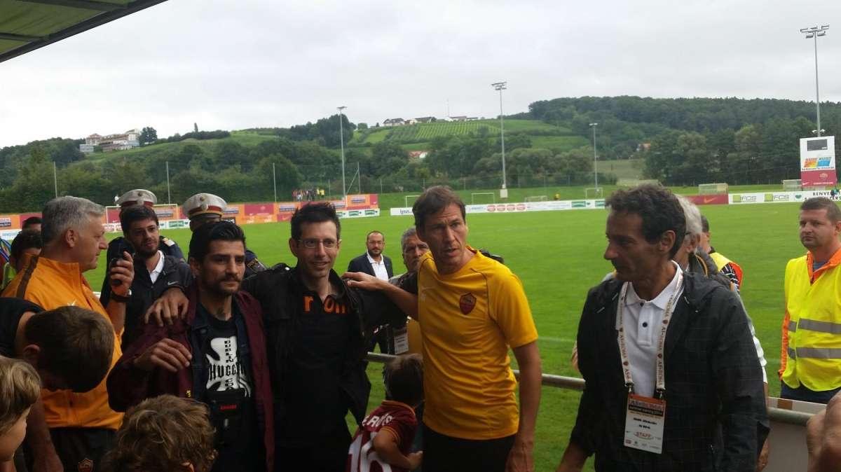 BAD WALTERSDORF - Allenamento terminato. Cori per Gervinho, Iturbe e Somma, Garcia firma autografi. FOTO!