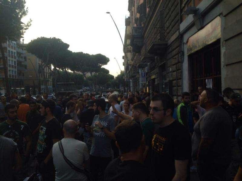Fila all'AS Roma Store di Via Appia Nuova per i biglietti per Borisov. FOTO!