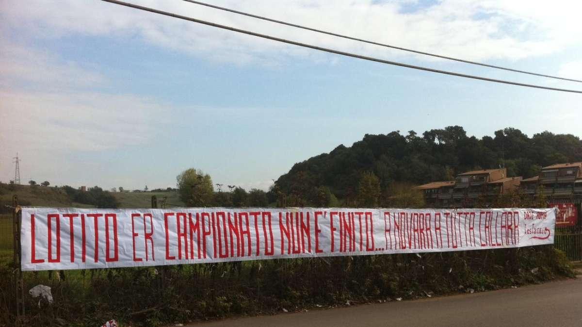 Striscione anti-Lotito fuori da Trigoria