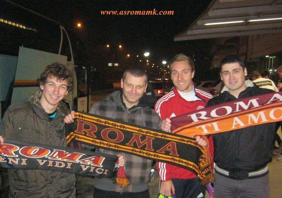 Macedonia-Danimarca, Eriksen si fa le foto con alcuni tifosi della Roma. FOTO!