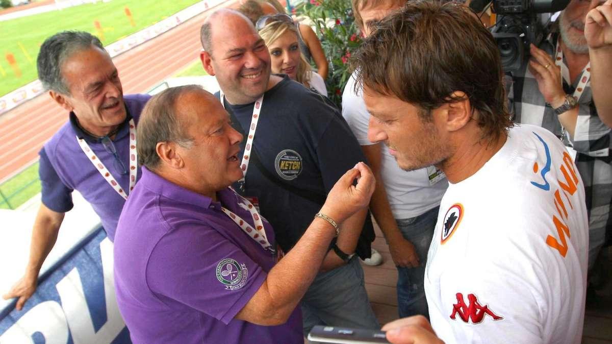 Totti e Perrotta firmano autografi