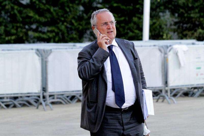 Insulti a Lotito dei tifosi del Carpi: l'Olimpico applaude